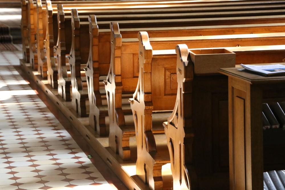 sonhar que reza na igreja